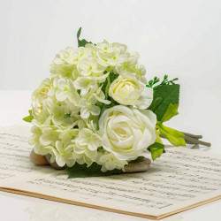 Csokor hortenzia és rózsa - BRIGITA fehér-krémszínű.