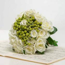 Kytička z ruží s bobuľami NORA biela