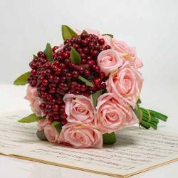 Kytička z ruží s bobuľami NINA ružová