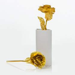 Dekoračná darčeková ruža AMY ako imitácia "zlatej ruže" v zlatej farbe.