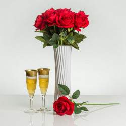 Krásna zamatová ruža MIA- XL priemer 9 cm v červenej farbe. Cena je uvedená za 1 kus.