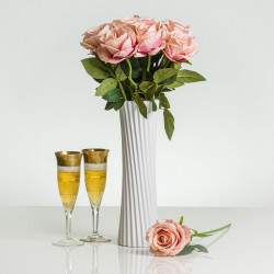 Krásna zamatová ruža MIA- XL priemer 9 cm v jemnoružovej farbe. Cena je uvedená za 1 kus.