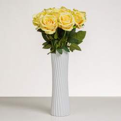 Dokonalá zamatová ruža LILI žltá. Cena je uvedená za 1 kus.
