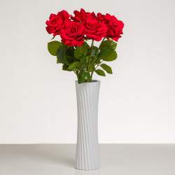 Hodvábna ruža RÉKA červená. Cena je uvedená za 1 kus.