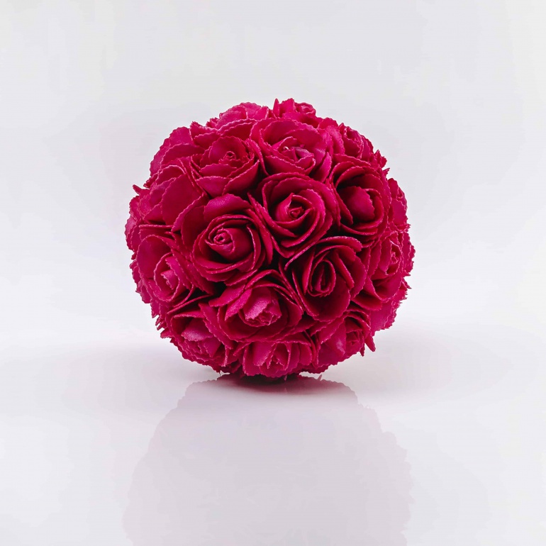 Dekoračná guľa z ruží LINDA, cyklámenová. Cena uvedená za 1 kus.