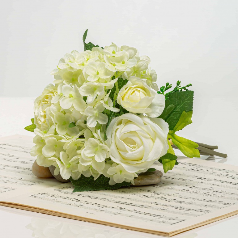 Kytička hortenzie a ruže BRIGITA bielo-krémová.