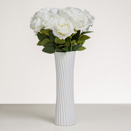 Dokonalá zamatová ruža LILI biela. Cena je uvedená za jeden kus.
