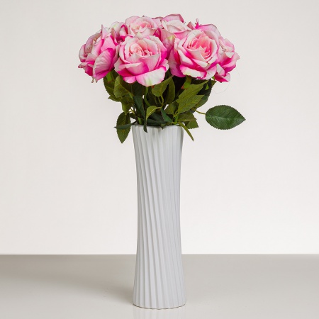 Dokonalá zamatová ruža LILI bielotmavoružová. Cena je uvedená za 1 kus.