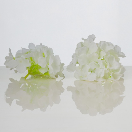 Umelá hlava kvetu hortenzie JANA v bielej farbe. Cena je uvedená za 1 kus.