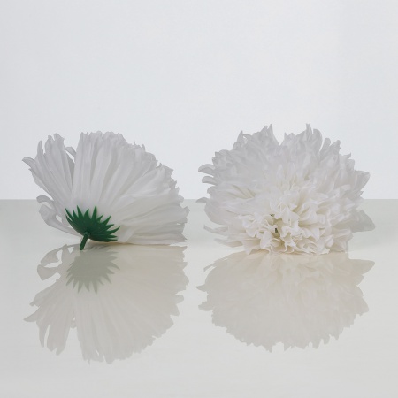 Umelá hlava kvetu chryzantémy NIKITA v bielej farbe. Cena je uvedená za 1 kus.