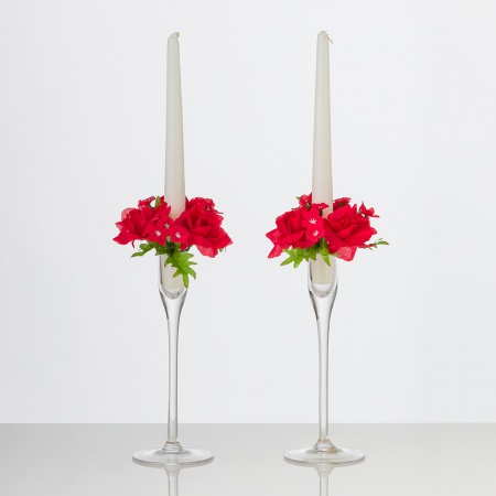 Dekoračný venček na sviečku z ruží THÁLIA červená. Cena je uvedená za 1 kus.