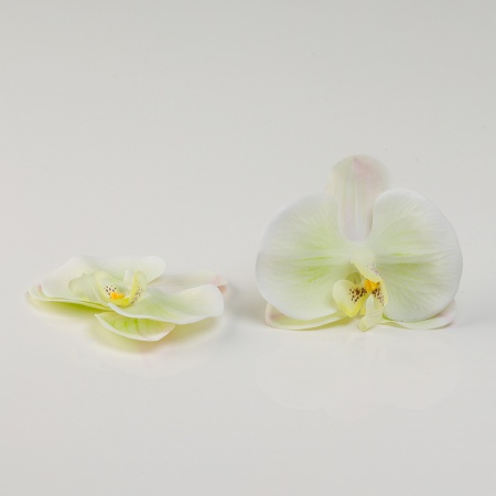 Umelá hlava kvetu orchiidee MIRIAM v jemno-zelenej  farbe.