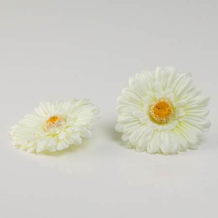 Umelá hlava kvetu gerbery STEFANI krémovo-biela. Cena uvedená za 1 kus.