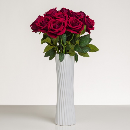 Dokonalá zamatová ruža LILI bordová. Cena je uvedená za jeden kus.